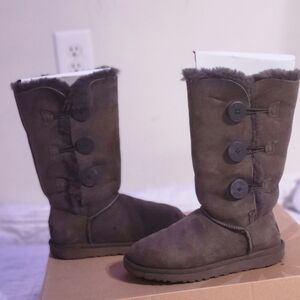 UGG Women's Bailey  Button Triplet 1873 W CHOCOLATE Mid-Calf Winter Boot size 5
